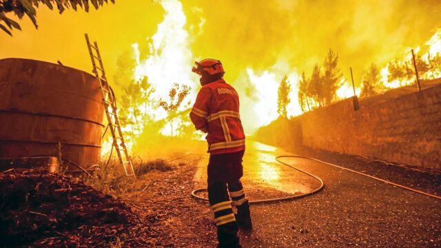 Un bombero combate la virulencia de las llamas en Pampilhosa da Serra, en el centro de Portugal, donde ayer seis focos permanecían activos