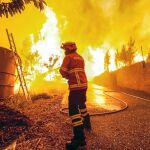 Un bombero combate la virulencia de las llamas en Pampilhosa da Serra, en el centro de Portugal, donde ayer seis focos permanecían activos