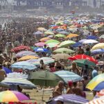 Centenares de sombrillas en la playa de Valencia
