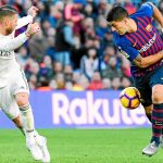 Sergio Ramos y Luis Suárez en una jugada del primer clásico de esta temporada