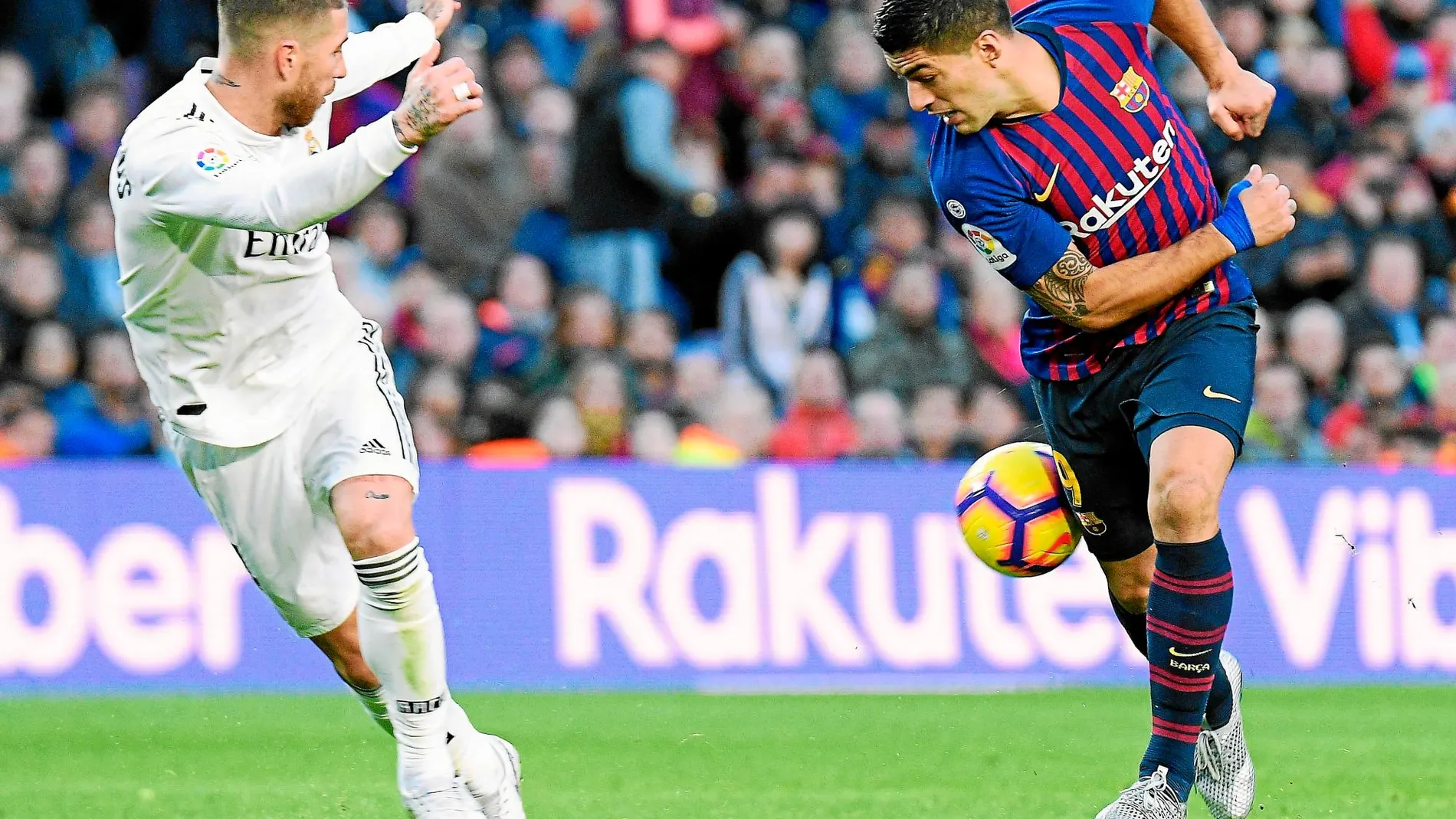 Sergio Ramos y Luis Suárez en una jugada del primer clásico de esta temporada