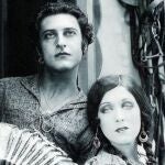 José Crespo junto a la actriz Dolores del Río en una de las primeras películas de Holywood en las que participó