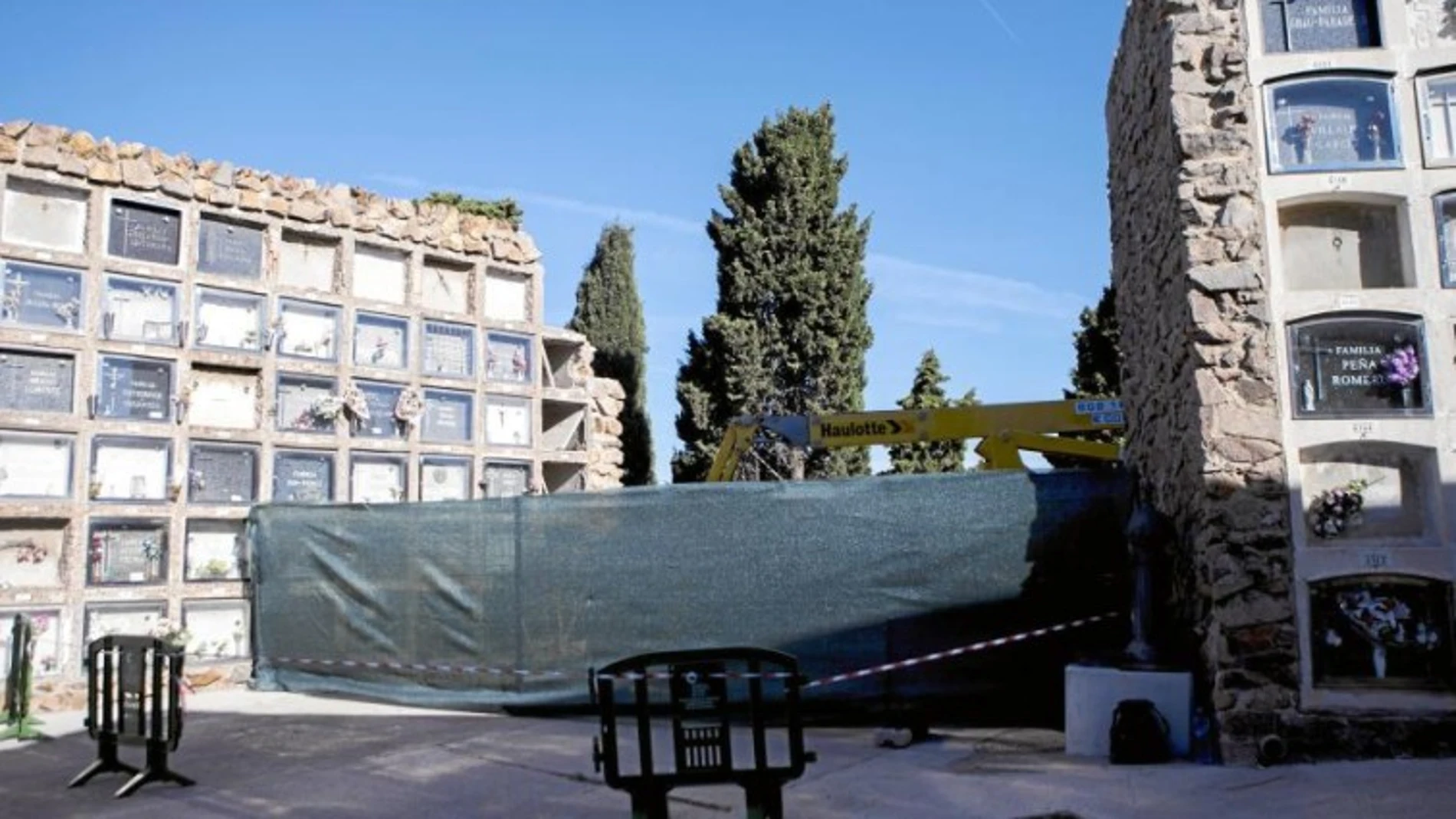 Los nichos derrumbados del cementerio de Montjuïc