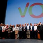 El presidente de Vox, Santiago Abascal, el secretario general, Javier Ortega Smith, y el cabeza de lista por Sevilla, Francisco Serrano, durante el acto de presentación en Sevilla a sus candidatos /Efe
