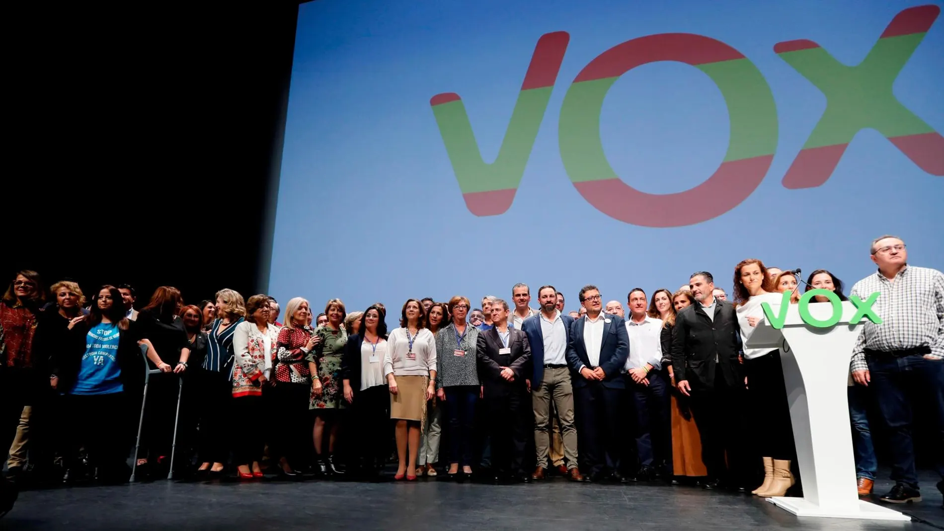 El presidente de Vox, Santiago Abascal, el secretario general, Javier Ortega Smith, y el cabeza de lista por Sevilla, Francisco Serrano, durante el acto de presentación en Sevilla a sus candidatos /Efe