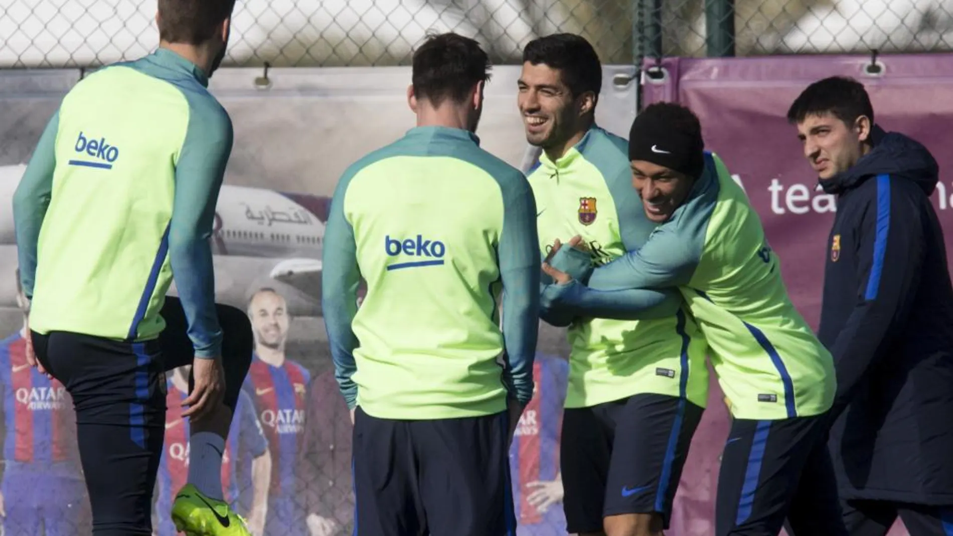 Luis Suárez bromea con Neymar y Messi durante el entrenamiento de ayer
