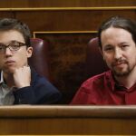 El secretario general de Podemos, Pablo Iglesias (d), y el portavoz del grupo parlamentario de Unidos Podemos, Iñigo Errejón (i), al inicio hoy de la sesión de control al Gobierno