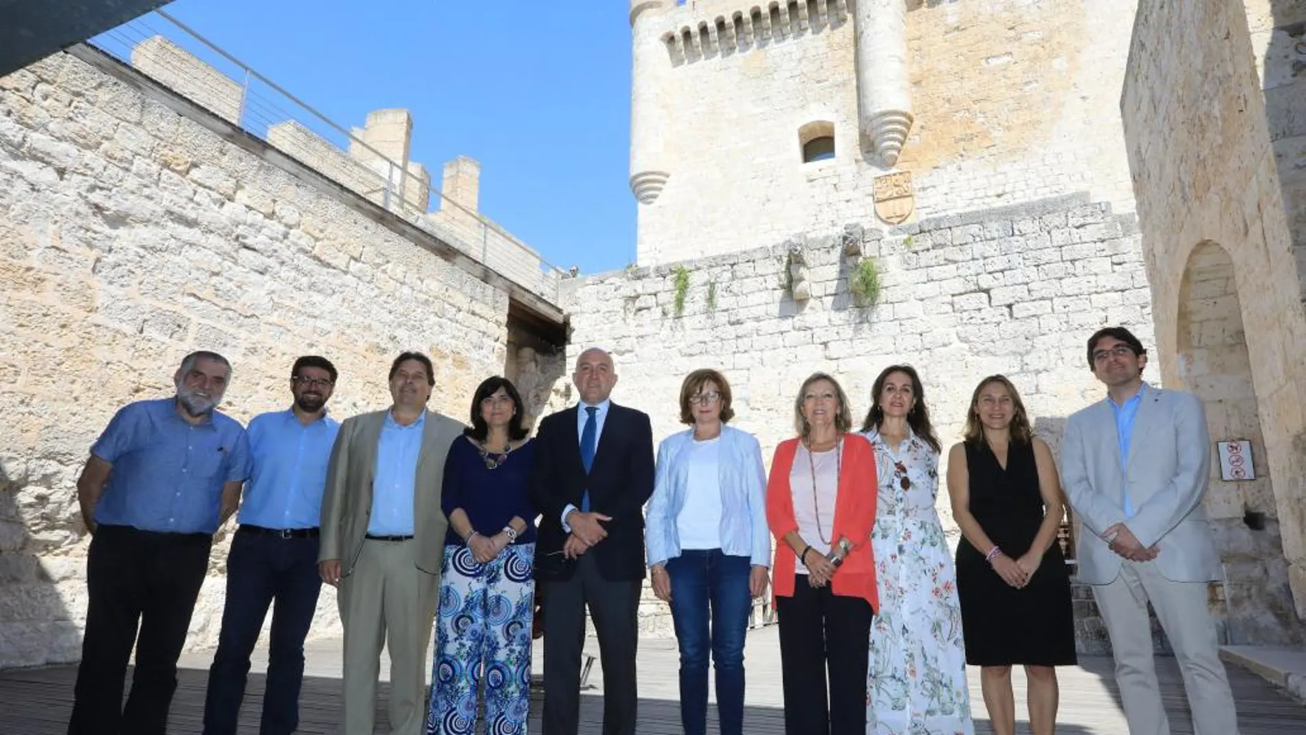 Foto de familia de Jesús Julio Carnero con representantes municipales de toda España, ayer en Peñafiel