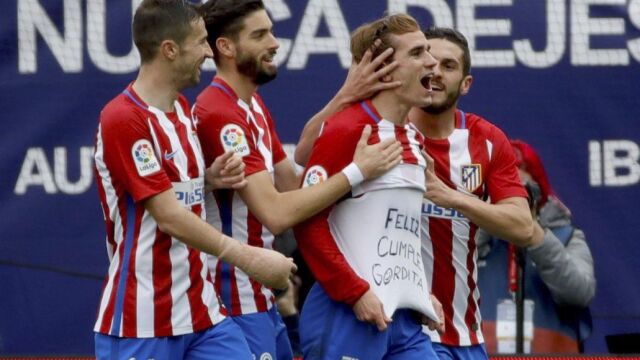 El delantero francés del Atlético de Madrid Antoine Griezmann celebra su gol marcado al Valencia