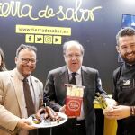El presidente Juan Vicente Herrera, visita, junto a la consejera Milagros Marcos; el chef Peña; y el responsable de una marca del sello, el stand de Tierra de Sabor
