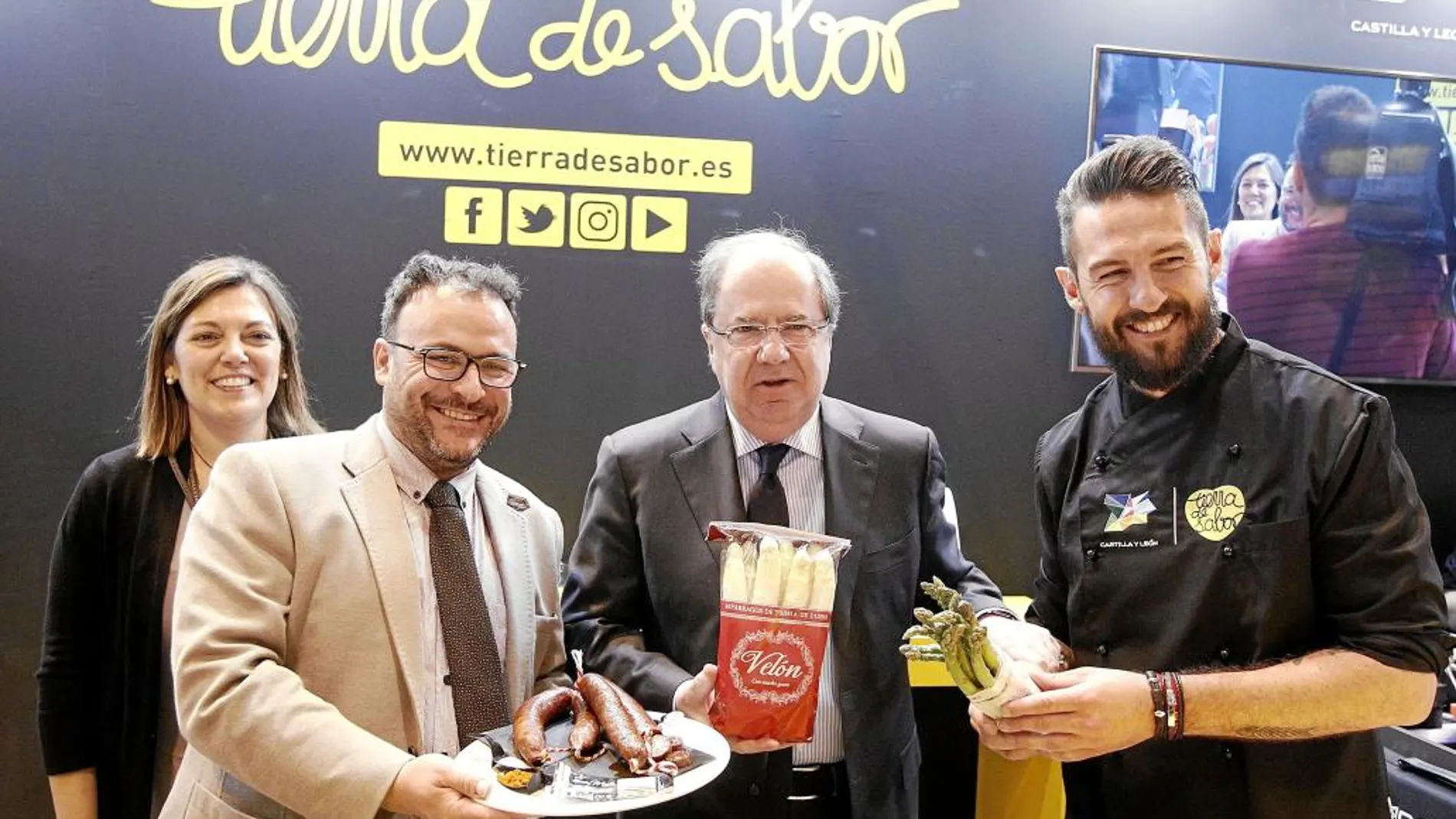 El presidente Juan Vicente Herrera, visita, junto a la consejera Milagros Marcos; el chef Peña; y el responsable de una marca del sello, el stand de Tierra de Sabor