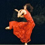 Imagen de «Moving with Pina» homenaje a la genial coreógrafa Pina Bausch por parte de una de sus bailarinas. Foto: Ursula Kaufmann