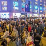 Cientos de personas pasean y hacen comparas el pasado jueves en la Gran Vía de Madrid