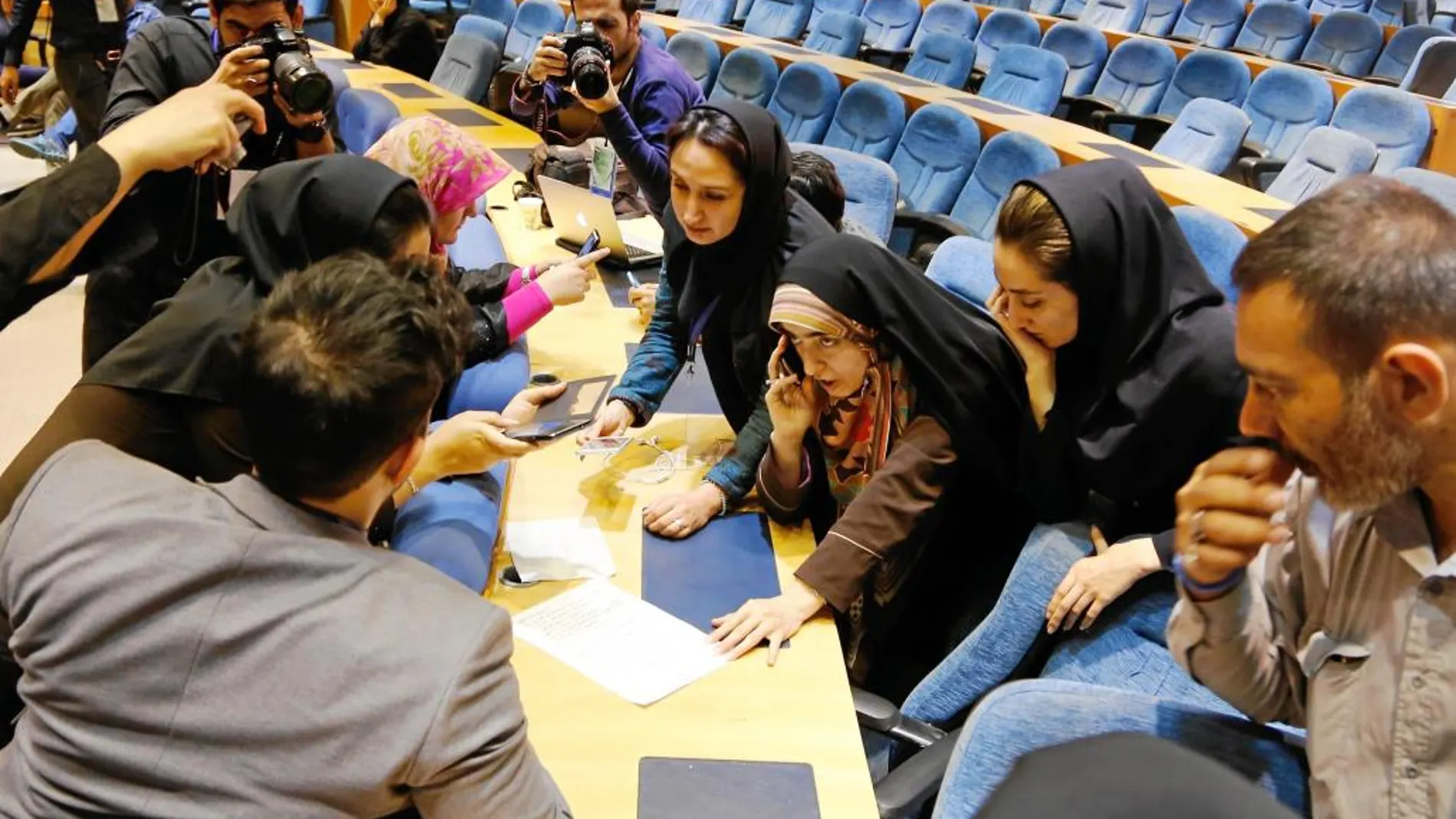 Periodistas esperan los resultados oficiales del Ministerio del Interior iraní, en Teherán
