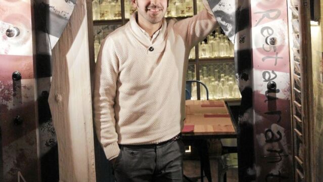 El escritor Javier Vela