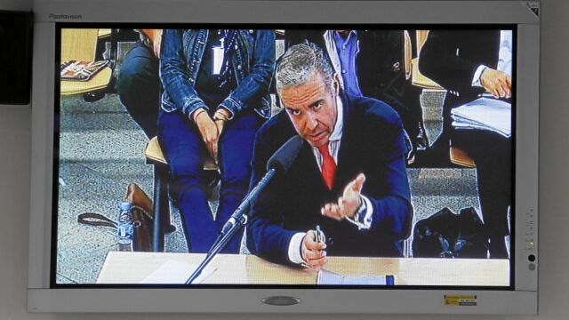 El ex concejal de Hacienda de Pozuelo Roberto Fernández, ayer, en un momento de su declaración en el juicio del «caso Gürtel»