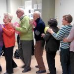 Taller de risoterapia en el que las personas mayores mejoran su estado de ánimo además de que lo pasan bien y estrechan relaciones con sus compañeros.