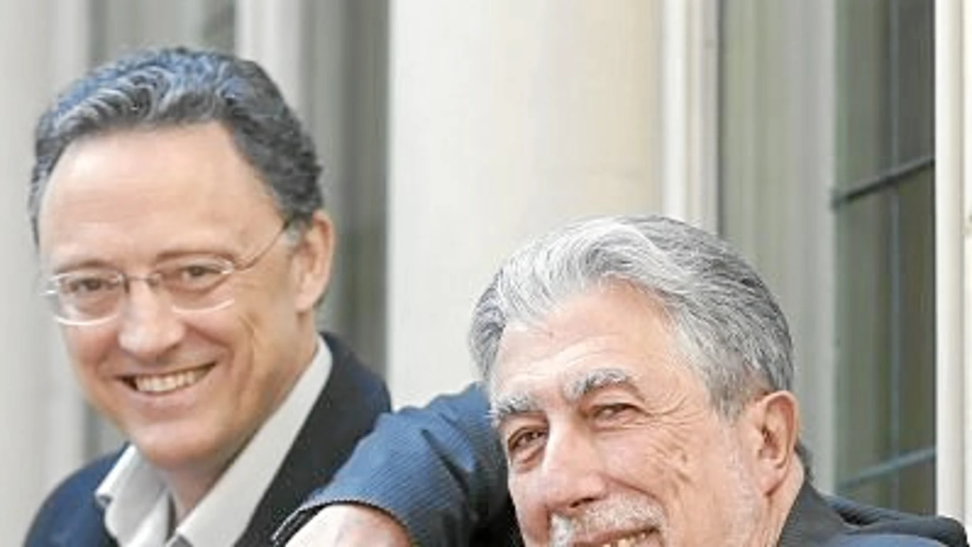 Los escritores Luis Leante y Jordi Sierra i Fabra, ayer, en Barcelona