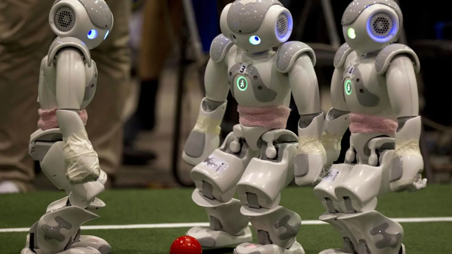 Aunque puedan jugar al fútbol, a los robots les falta "vida"