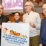 El obispo auxiliar de Valladolid, Luis Argüello, presenta la campaña, junto a Rosina de los Reyes, Borge y Gil