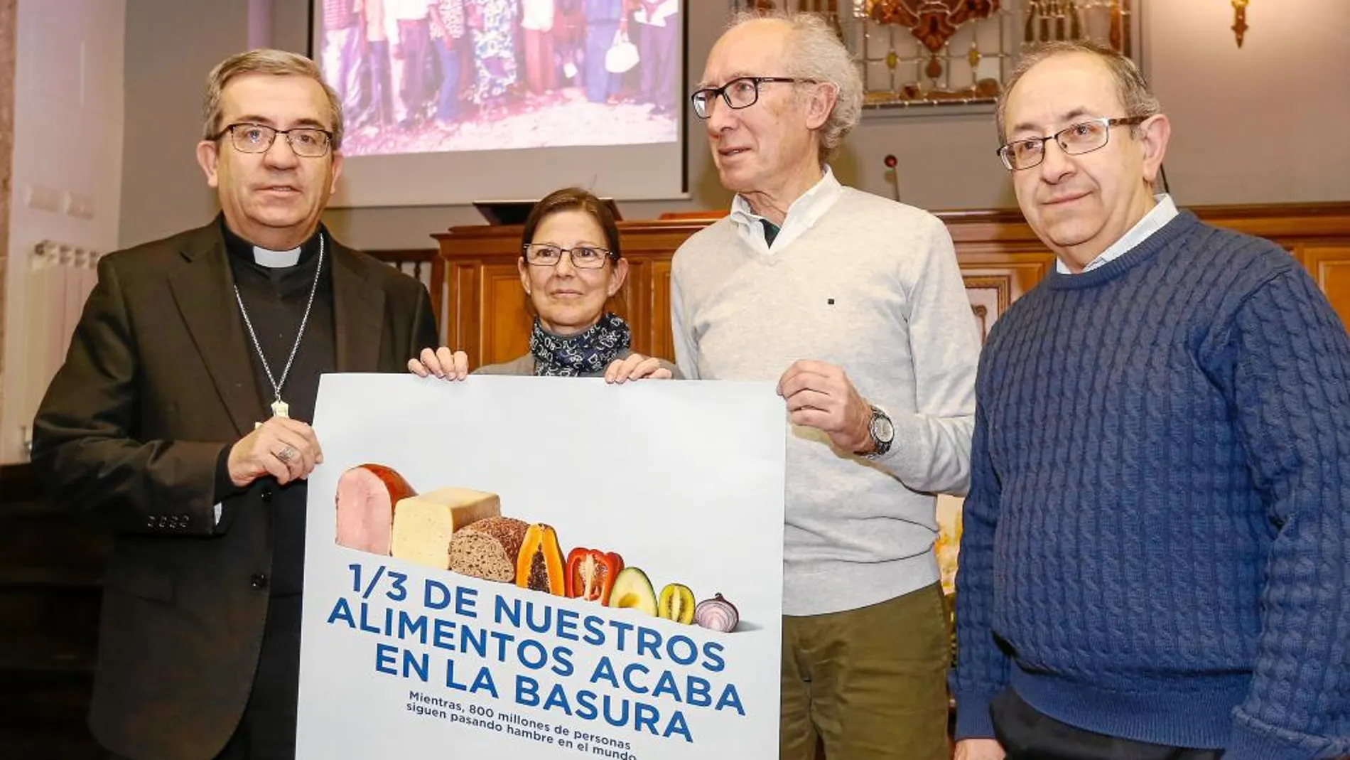 El obispo auxiliar de Valladolid, Luis Argüello, presenta la campaña, junto a Rosina de los Reyes, Borge y Gil