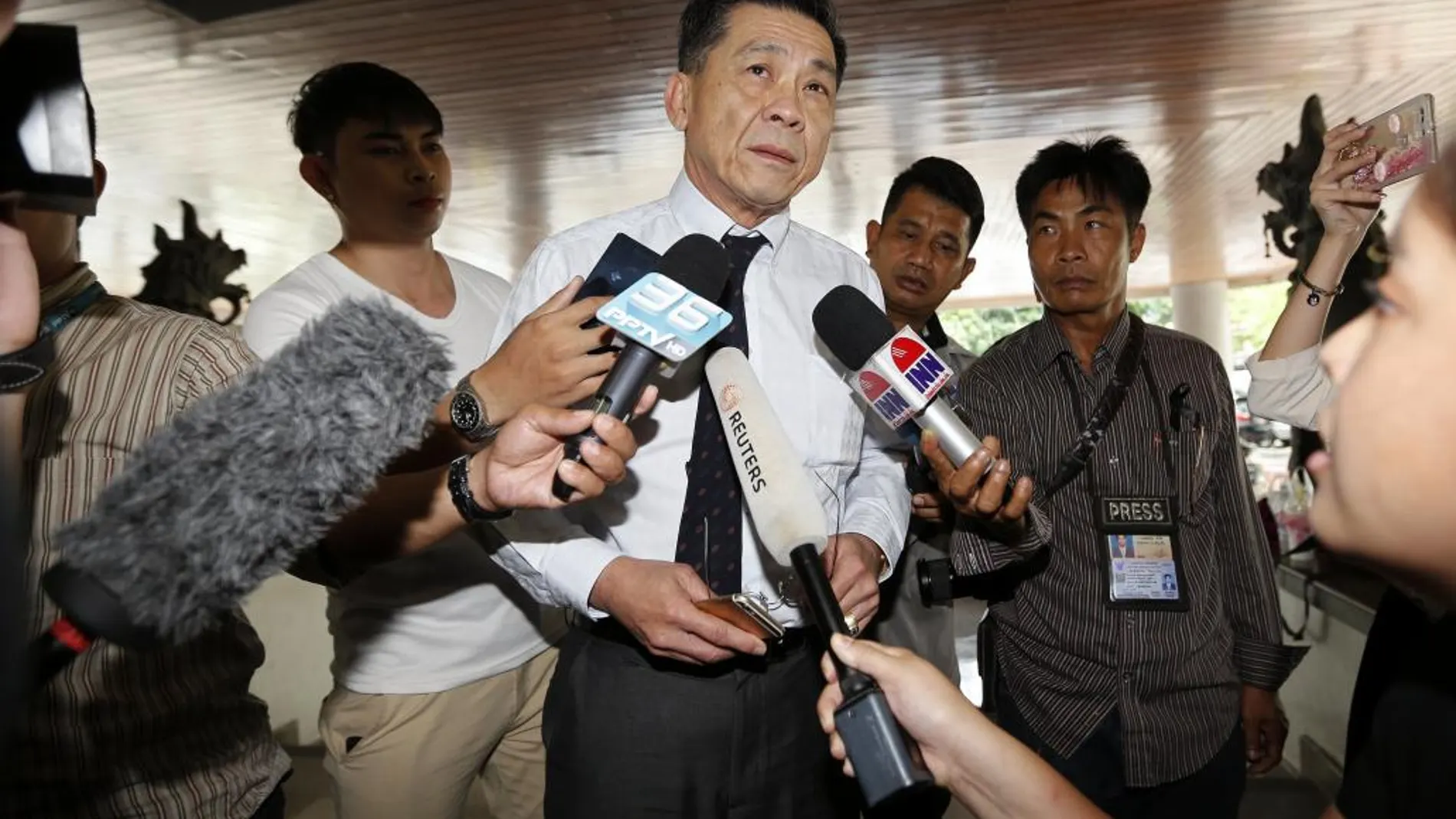 El jefe del Departamento de Litigios Criminales del Sur de Bangkok, Sutthi Kittisupaporn, informa a la prensa sobre el caso contra el nieto del cocreador de Red Bull.
