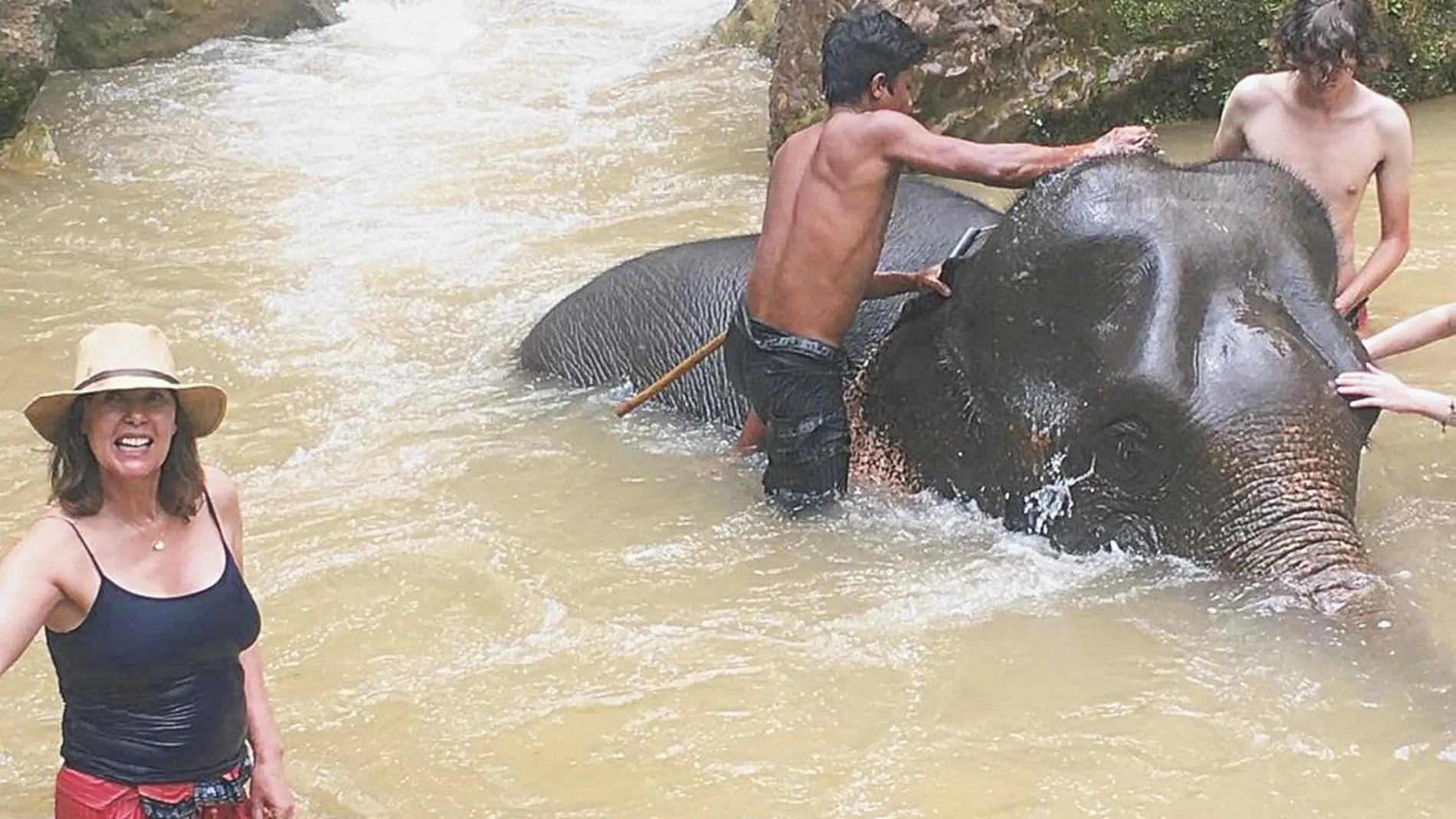 La incombustible Mabel Lozano cuidando de un elefante en Myanmar, Antigua Birmania