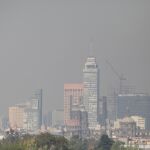 Vista general de una parte de Ciudad de México donde se ve una capa de humo, en una imagen tomada este martes