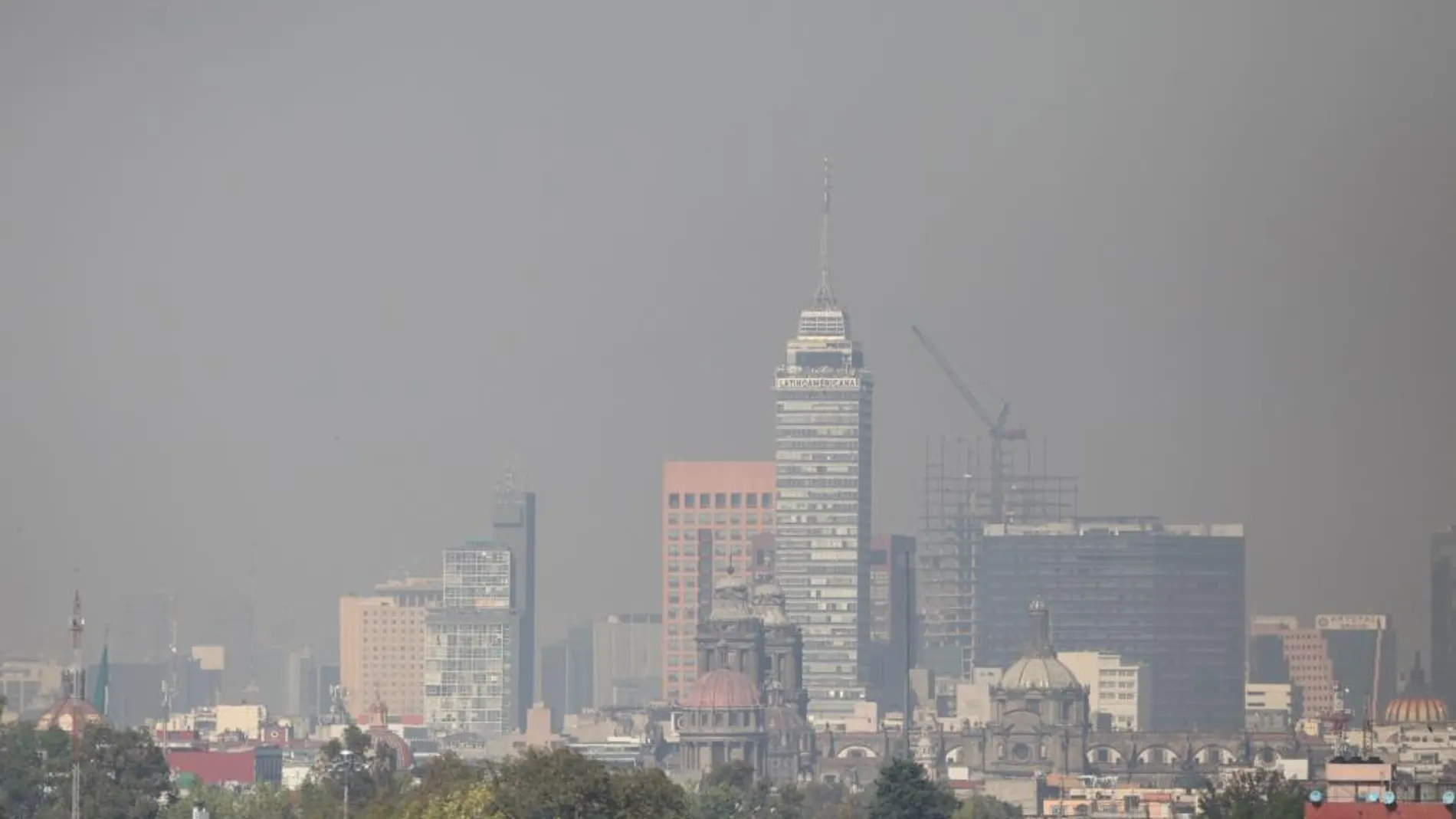 Vista general de una parte de Ciudad de México donde se ve una capa de humo, en una imagen tomada este martes