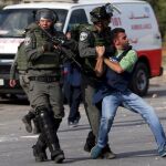 Soldados israelíes detienen a un manifestante palestino.