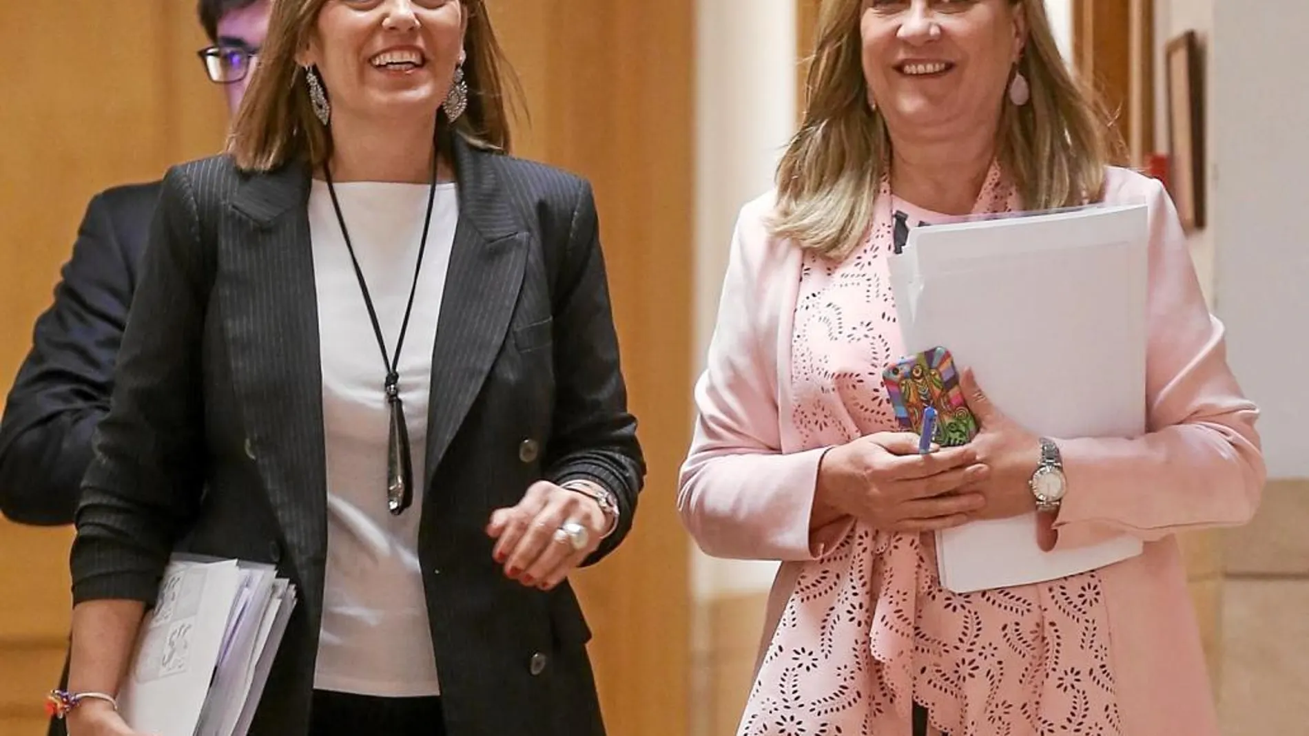 Las consejeras Milagros Marcos y Pilar del Olmo, antes de explicar los acuerdos del Consejo de Gobierno