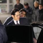 Lee Jae-yong, vicepresidente de Samsung Electronics Co., entra en su coche tras salir de un centro de detención al sur de Seúl.