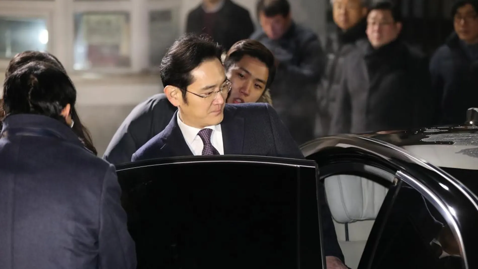 Lee Jae-yong, vicepresidente de Samsung Electronics Co., entra en su coche tras salir de un centro de detención al sur de Seúl.