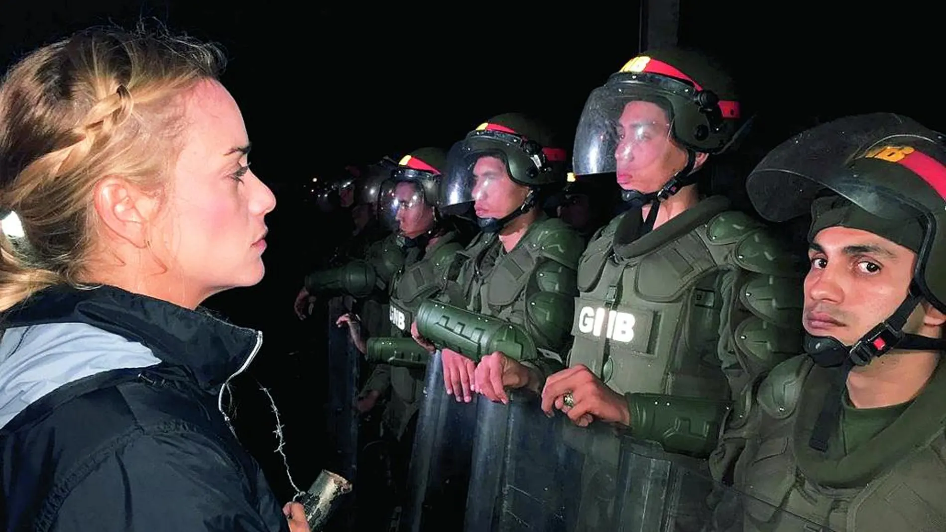 La esposa de Leopoldo López, Lilian Tintori, a las puertas de la prisión de Ramo Verde donde está encarcelado el opositor