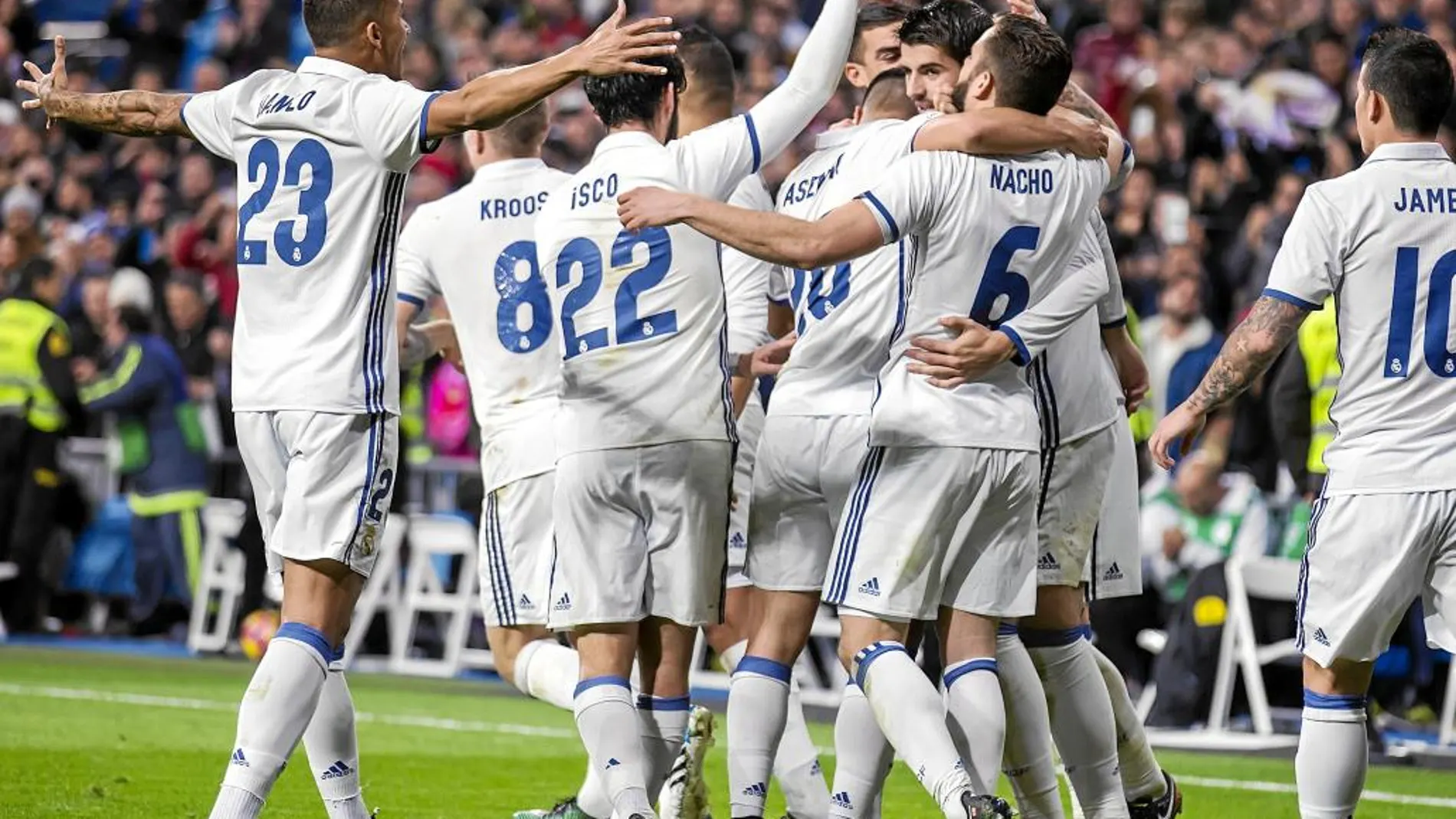 Los jugadores del Madrid celebran el gol de Morata
