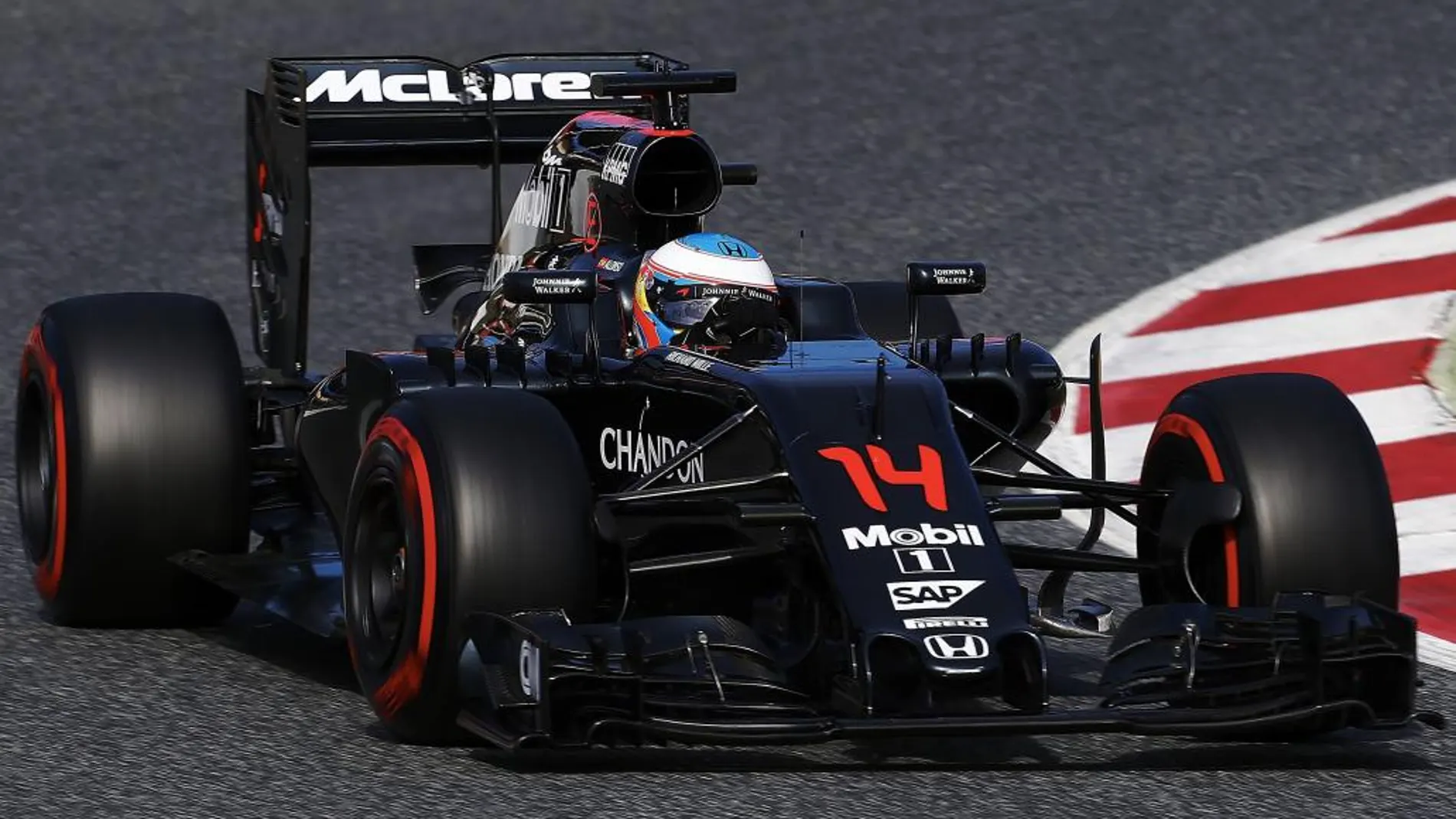 Fernando Alonso, del equipo McLaren, durante los entrenamientos oficiales de Fórmula Uno en el Circuito de Barcelona