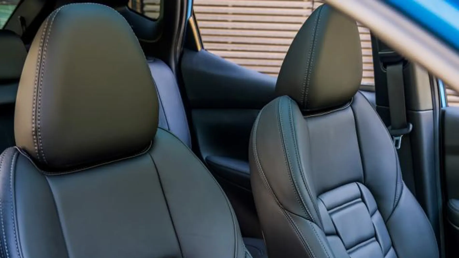 Los nuevos asientos de alta calidad están tapizados en piel Nappa suave de gran calidad y un lujoso acabado acolchado en 3D en los paneles centrales.