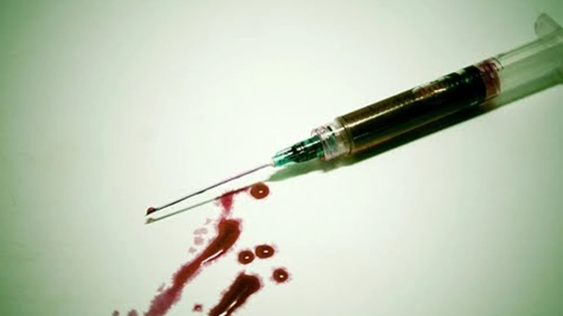 Una persona se inyecta la dosis, y, una vez inyectada, la otra persona extrae la sangre de la primera y se la inyecta.