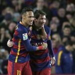 El delantero argentino del FC Barcelona Leo Messi (d) celebra con Neymar tras marcar ante el Sevilla, durante el partido