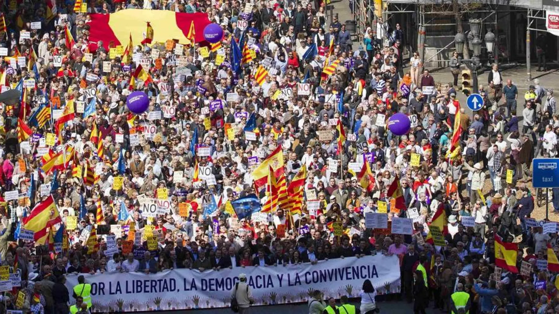 Miles de personas se manifiestan por el centro de Barcelona para hacer un llamamiento a «parar el golpe separatista»