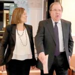 El presidente Juan Vicente Herrera y Milagros Marcos, antes de explicar la estrategia para favorecer al sector lácteo