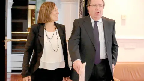 El presidente Juan Vicente Herrera y Milagros Marcos, antes de explicar la estrategia para favorecer al sector lácteo