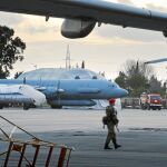 Presencia rusa en Siria. Un militar ruso hace guardia en la base área de Hemeimeen donde están desplegados los aviones de combate Il-20,como el que fue derribado en las últimas horas