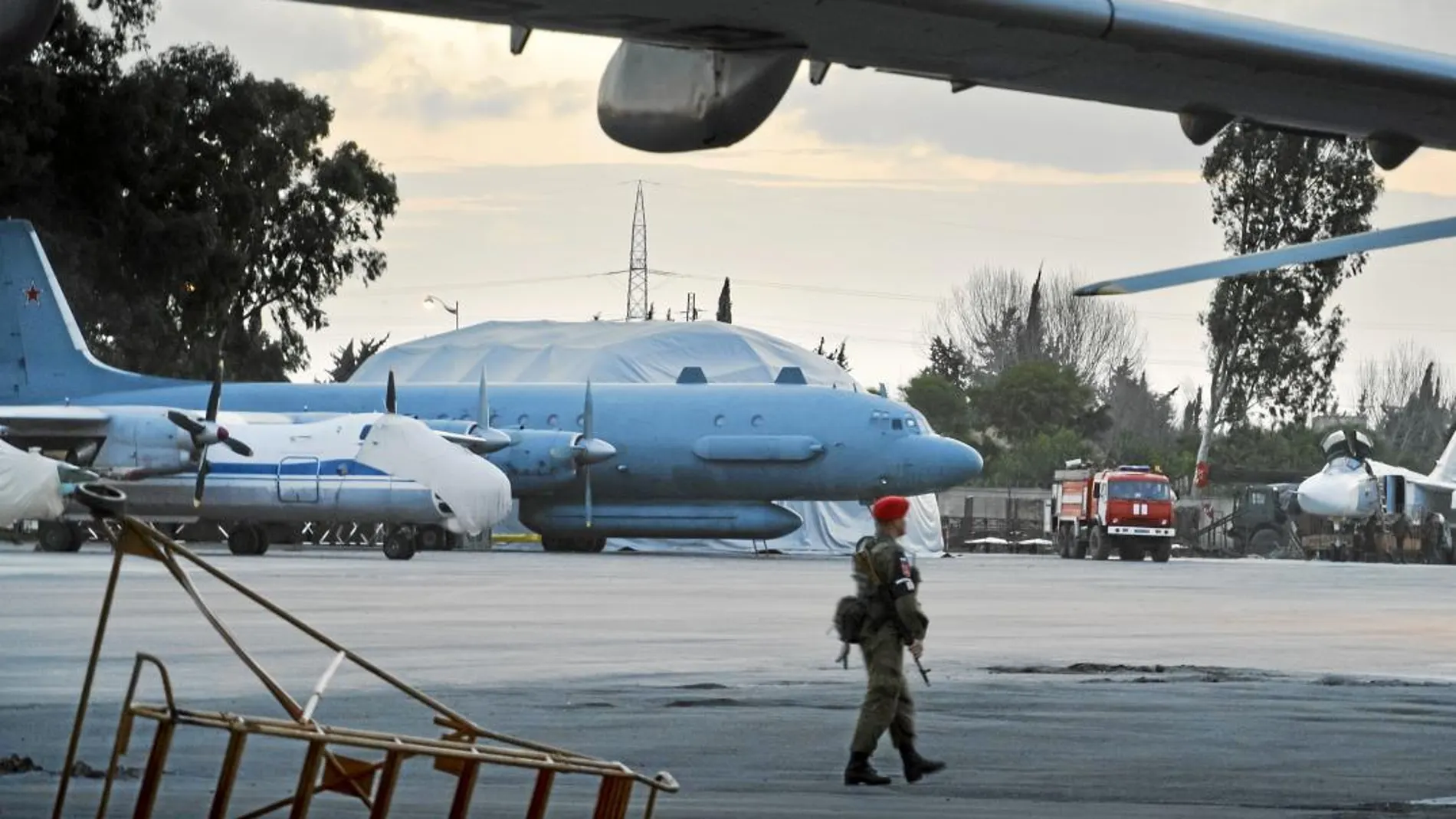 Presencia rusa en Siria. Un militar ruso hace guardia en la base área de Hemeimeen donde están desplegados los aviones de combate Il-20,como el que fue derribado en las últimas horas