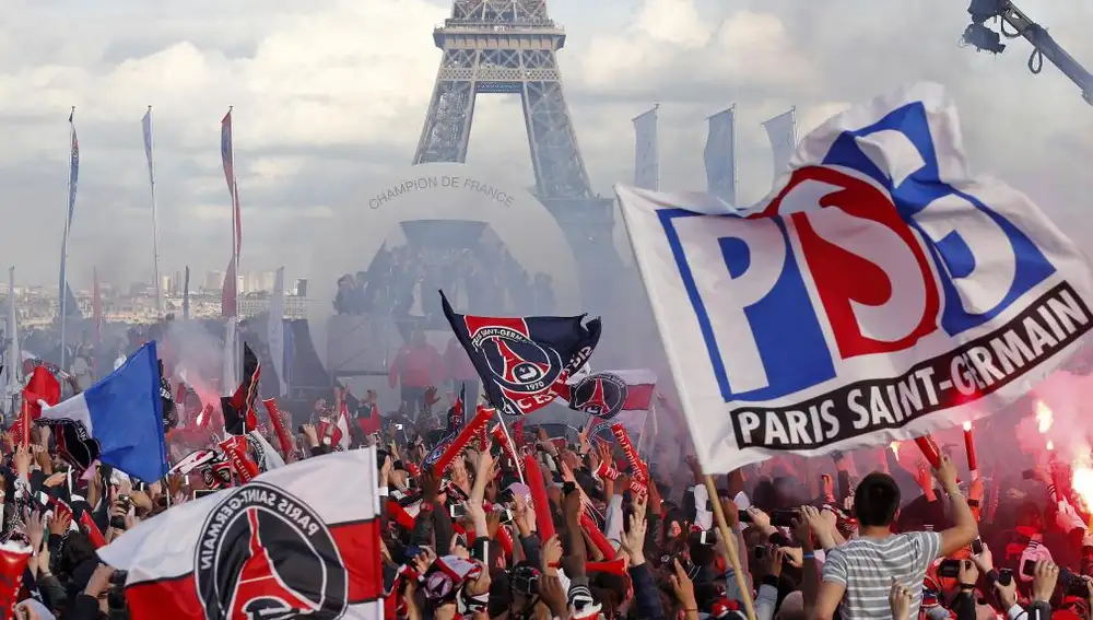 La plaza del Trocadero llena de aficionados del PSG durante la celebración de uno de sus triunfos.