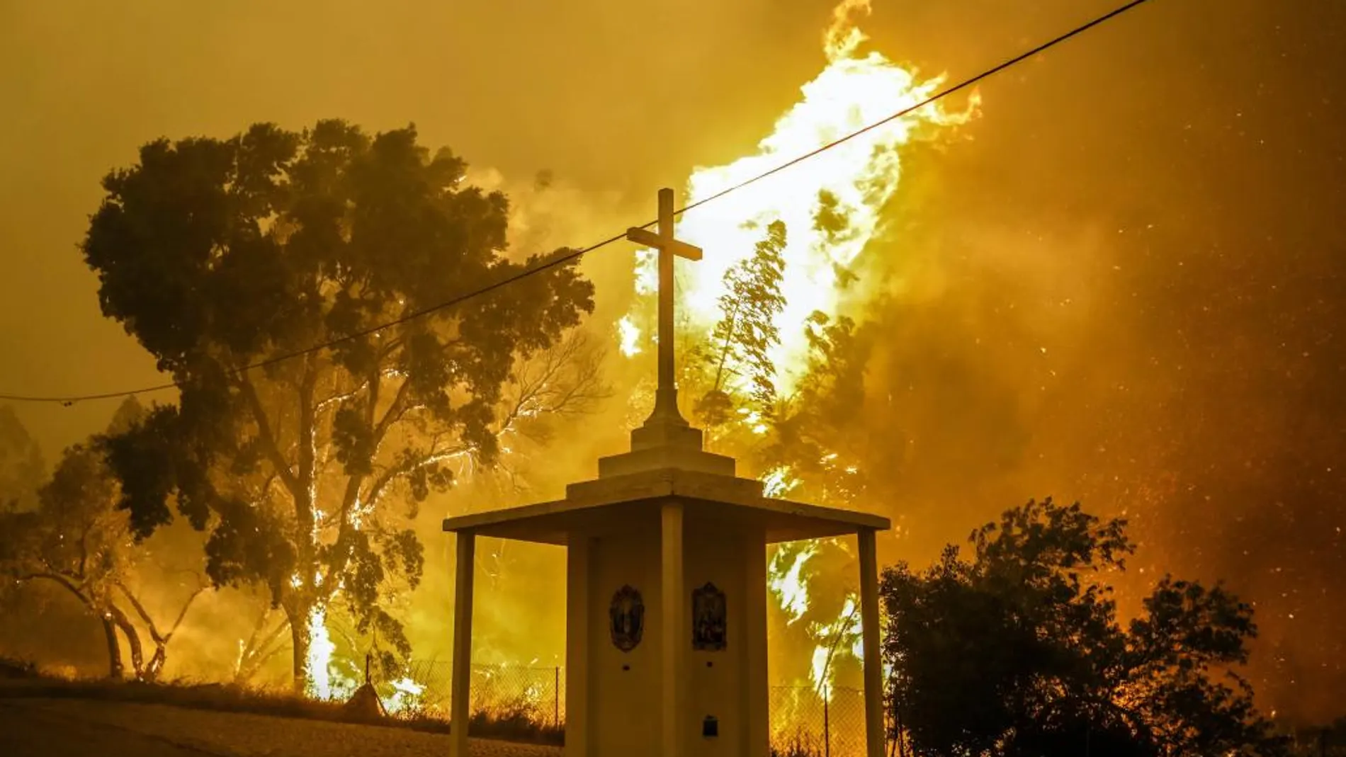 Las llamas junto a la iglesia de Pampilhosa da Serra