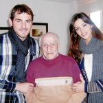 Iker Casillas junto a su abuelo y su esposa durante una visita a Ávila en 2010