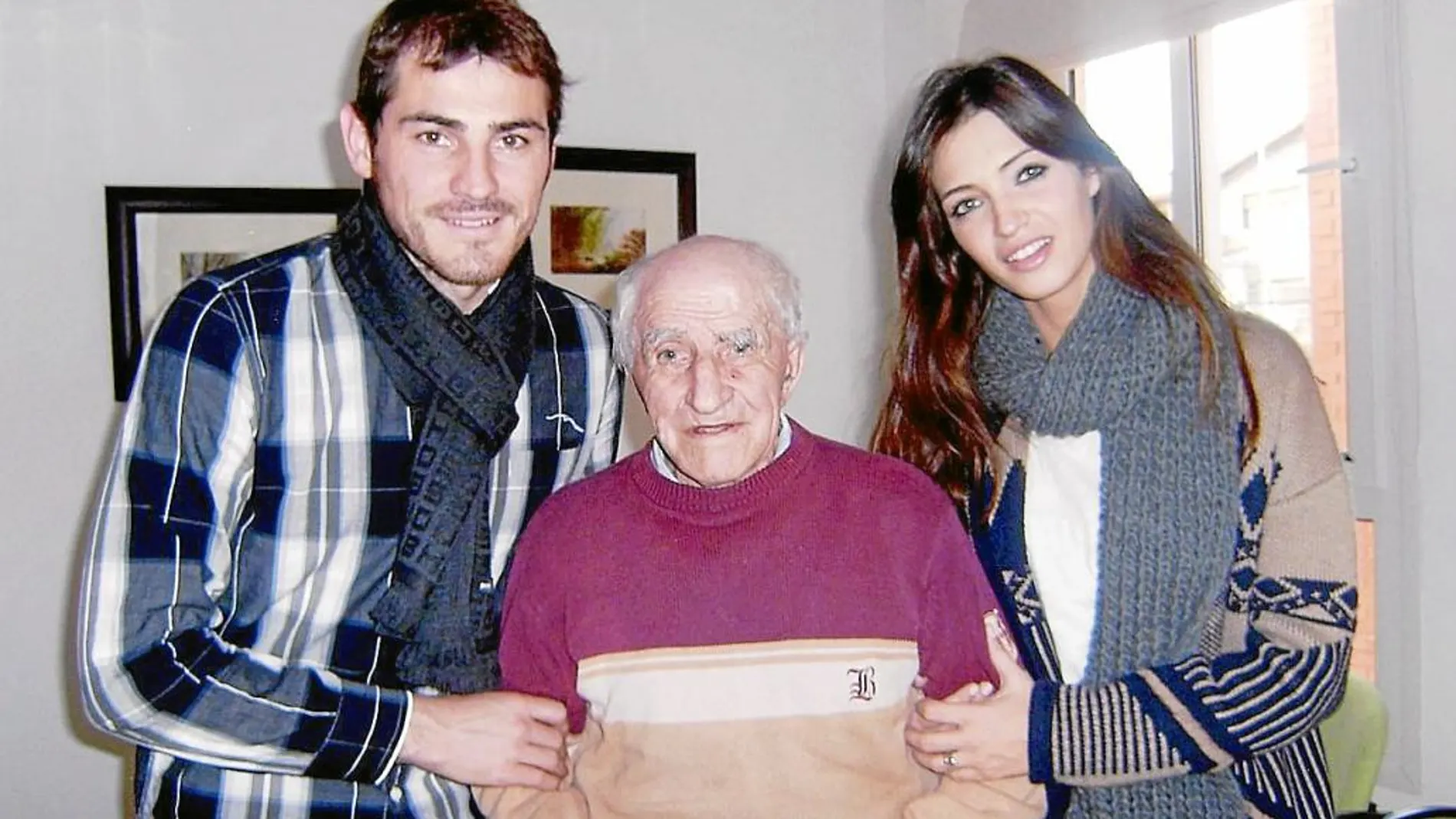 Iker Casillas junto a su abuelo y su esposa durante una visita a Ávila en 2010