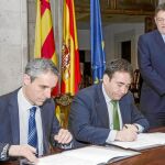 Momento en el que se firma el acuerdo entre Caixabank y la Generalitat, ayer, con la presencia de Ximo Puig