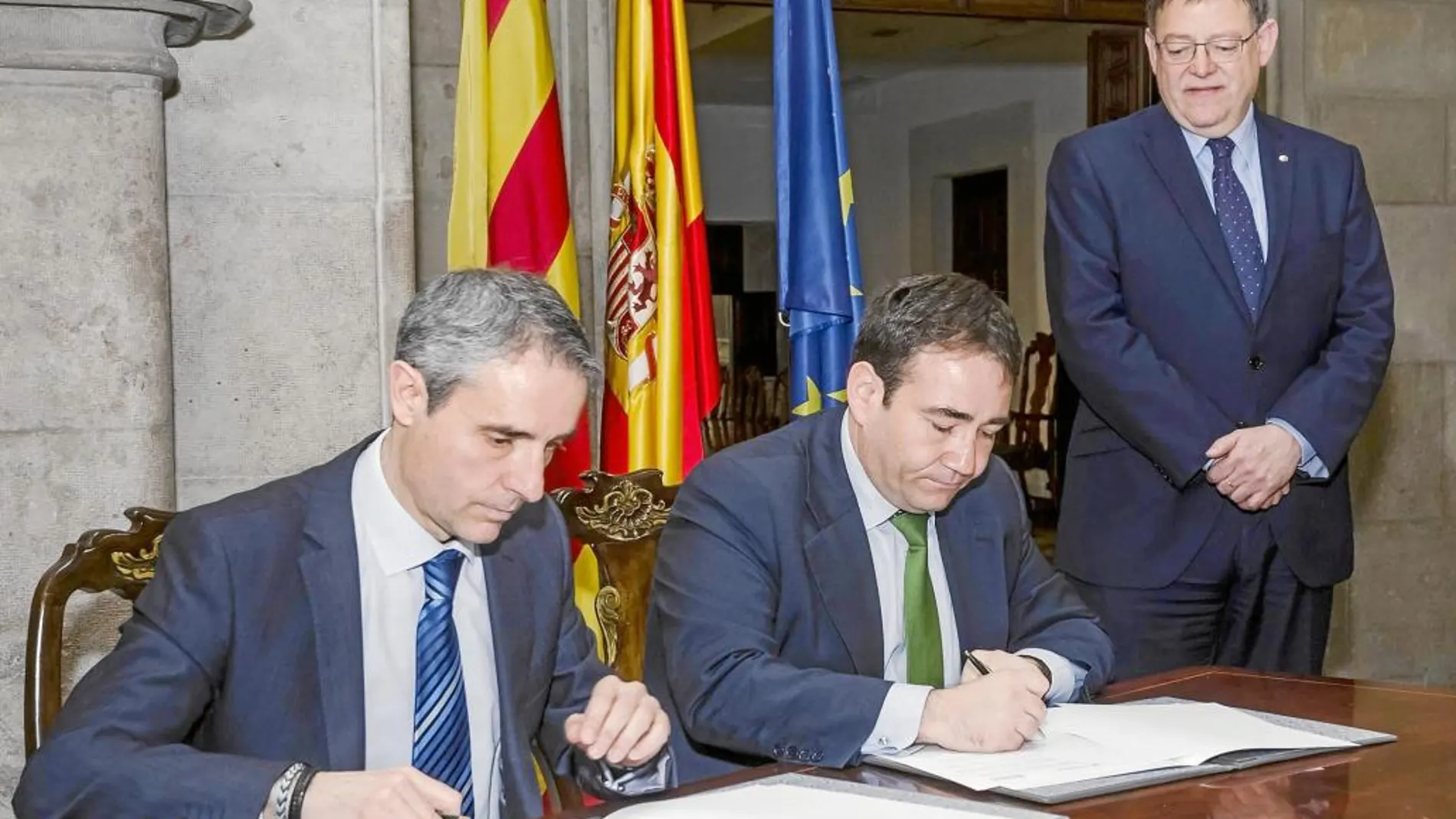 Momento en el que se firma el acuerdo entre Caixabank y la Generalitat, ayer, con la presencia de Ximo Puig